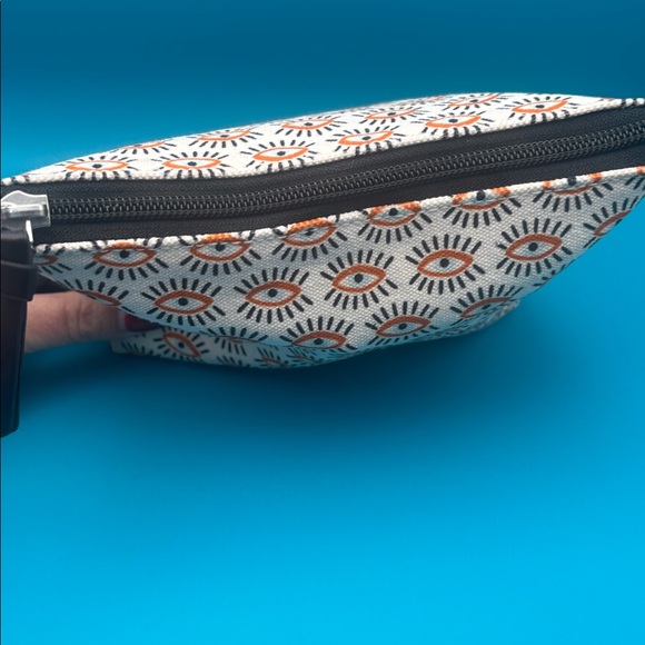 Bouffants and Broken Hearts Cosmetic Bag with free products New In Package - Picture 4 of 7